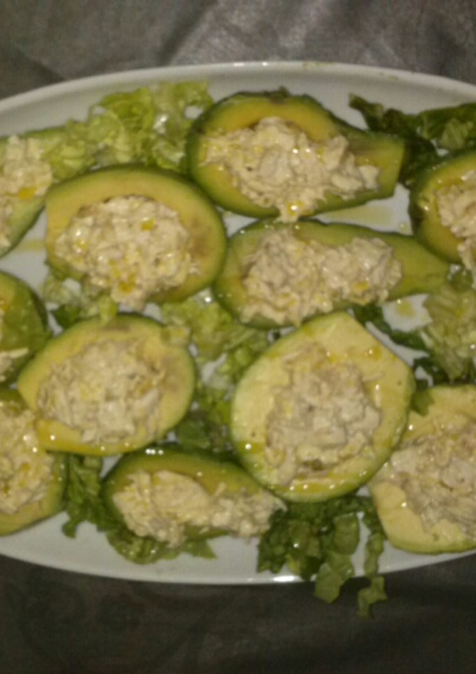Una foto de Aguacates rellenos de pollo y mayonesa