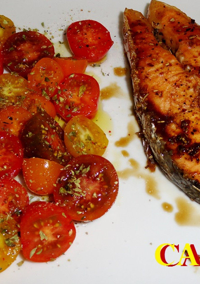 Una foto de Salmón con coca-cola y ensalada de cherrys