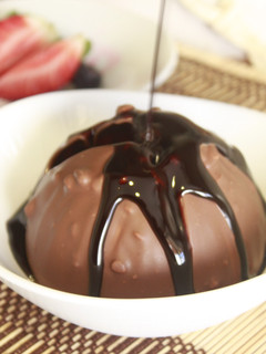 Una foto de Semi-esfera de chocolate rellena de helado