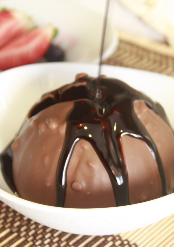 Una foto de Semi-esfera de chocolate rellena de helado
