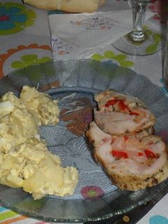 Una foto de Pollo arrollado con ensalada rusa