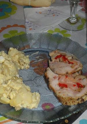 Una foto de Pollo arrollado con ensalada rusa