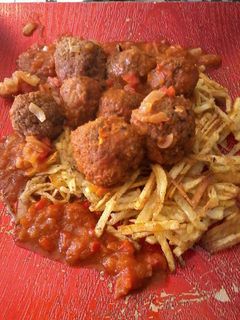 Una foto de Albóndigas en colchón de papas fritas