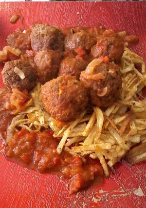 Una foto de Albóndigas en colchón de papas fritas