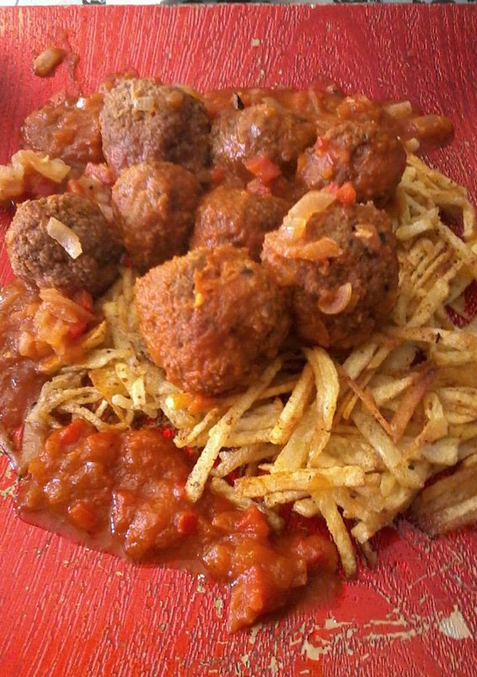 Una foto de Albóndigas en colchón de papas fritas