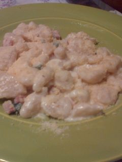 Una foto de Ñoquis de ricota y queso con salsa