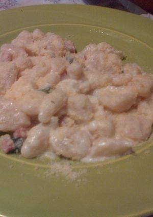 Una foto de Ñoquis de ricota y queso con salsa
