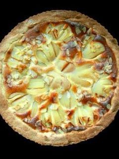 Una foto de Pizza dulce de peras y almendras