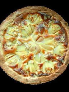 Una foto de Pizza dulce de peras y almendras