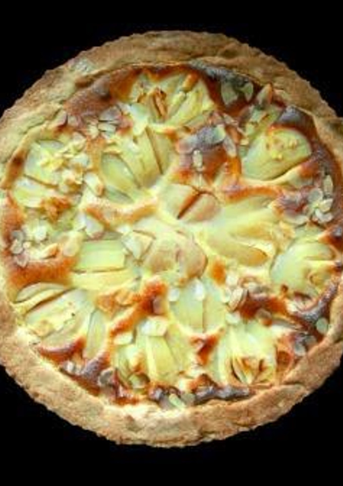 Una foto de Pizza dulce de peras y almendras
