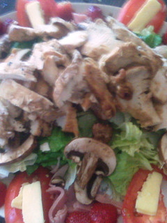 Una foto de Ensalada fresca de pollo