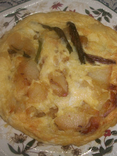 Una foto de Tortilla de patatas con ajos tiernos
