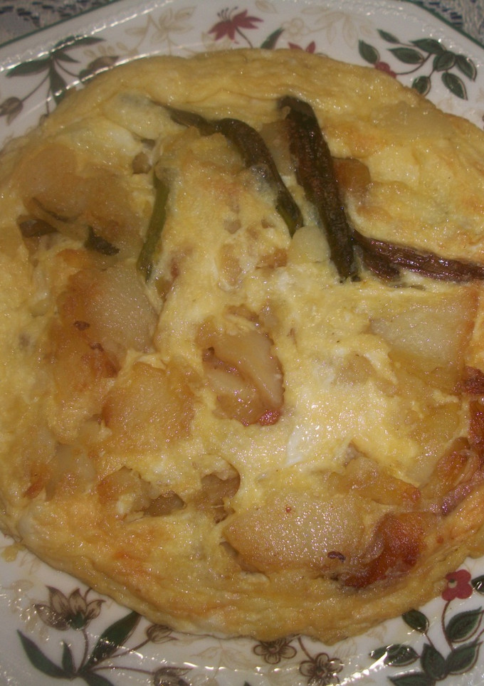 Una foto de Tortilla de patatas con ajos tiernos