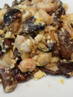 Una foto de Revuelto de hongos con gambas