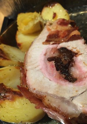 Una foto de Carré de cerdo con panceta y ciruelas