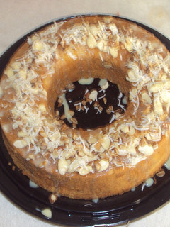 Una foto de Pastel de mantequilla con coco, nuez y almendra