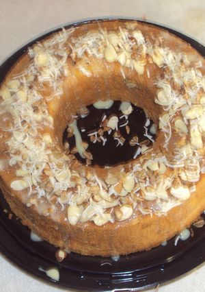 Una foto de Pastel de mantequilla con coco, nuez y almendra