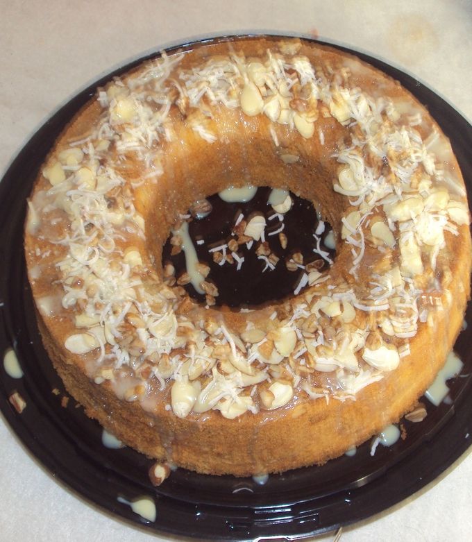 Una foto de Pastel de mantequilla con coco, nuez y almendra
