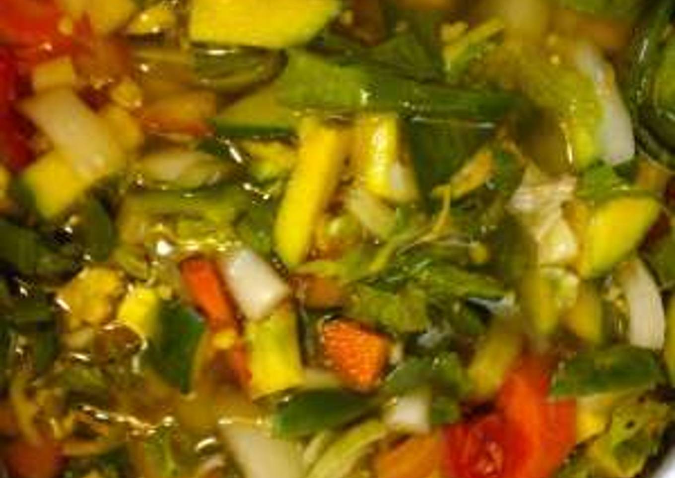 Sopa de verduras con juliana de puerro y zanahoria<br />