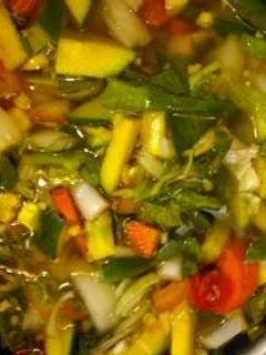 Una foto de Sopa de verduras con juliana de puerro y zanahoria