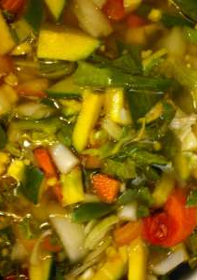 Una foto de Sopa de verduras con juliana de puerro y zanahoria