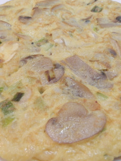 Una foto de Tortilla de bacalao y champiñones