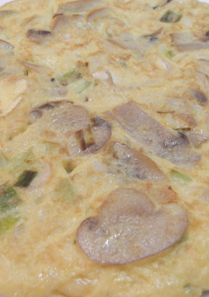 Una foto de Tortilla de bacalao y champiñones