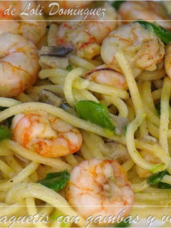 Una foto de Espaguetis con gambas y verduras
