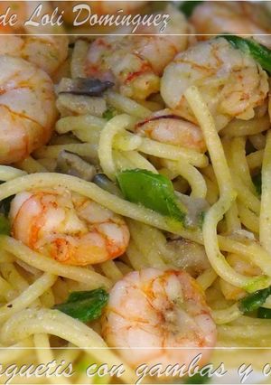 Una foto de Espaguetis con gambas y verduras