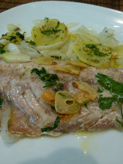 Una foto de Chicharro a la pimienta con patatas panaderas