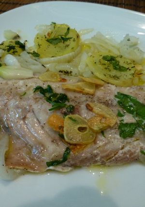 Una foto de Chicharro a la pimienta con patatas panaderas