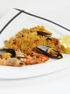 Una foto de Paella de marisco