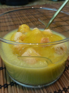 Una foto de Entrante de crema de puerro con picatostes y vinagre de mango