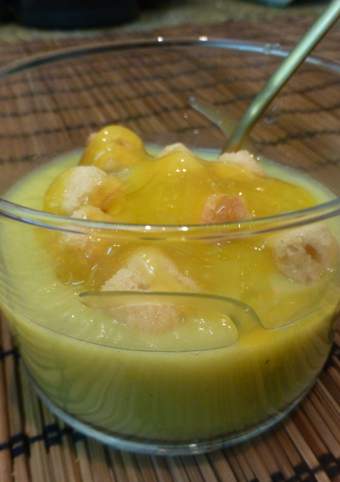 Una foto de Entrante de crema de puerro con picatostes y vinagre de mango