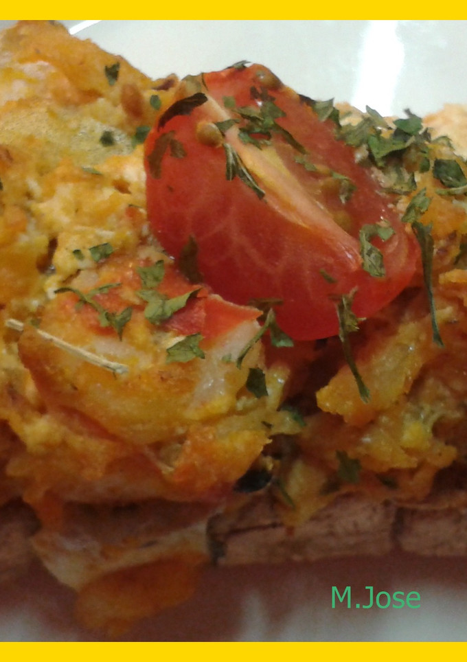 Una foto de Tosta de bacalao y gambas