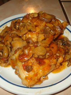 Una foto de Pollo en mantequilla y hongos.