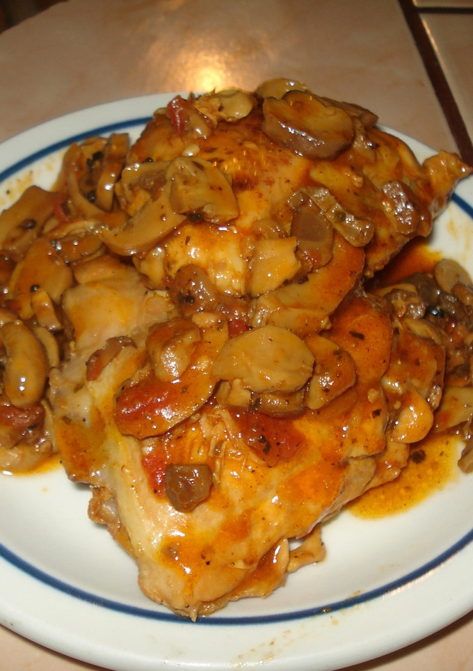 Una foto de Pollo en mantequilla y hongos.