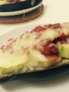 Una foto de Berenjenas gratinadas con calabacín y tomate