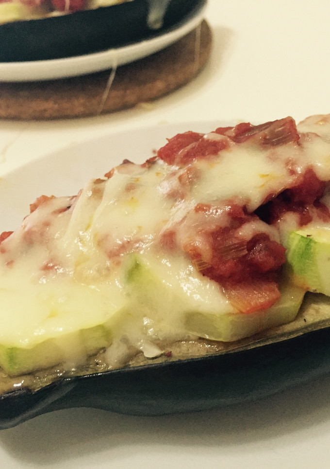 Una foto de Berenjenas gratinadas con calabacín y tomate