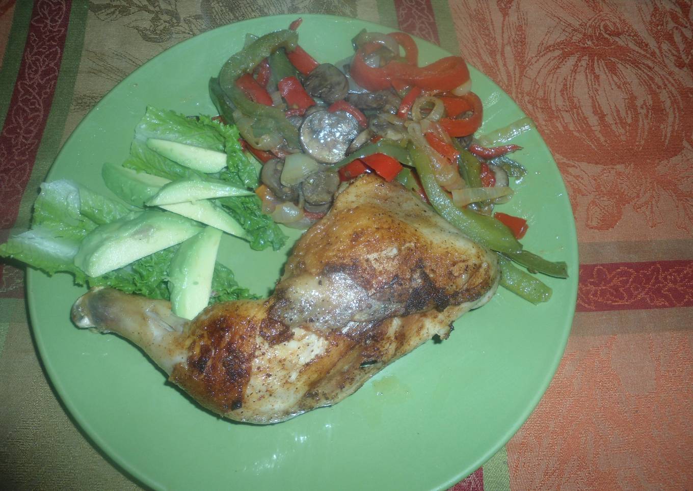 Pollo con pimientos, champiñones y cajún