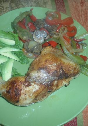 Una foto de Pollo con pimientos, champiñones y cajún