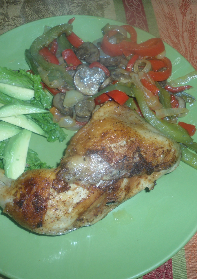 Una foto de Pollo con pimientos, champiñones y cajún