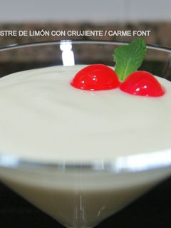 Una foto de Postre de yogur y limón con crujiente