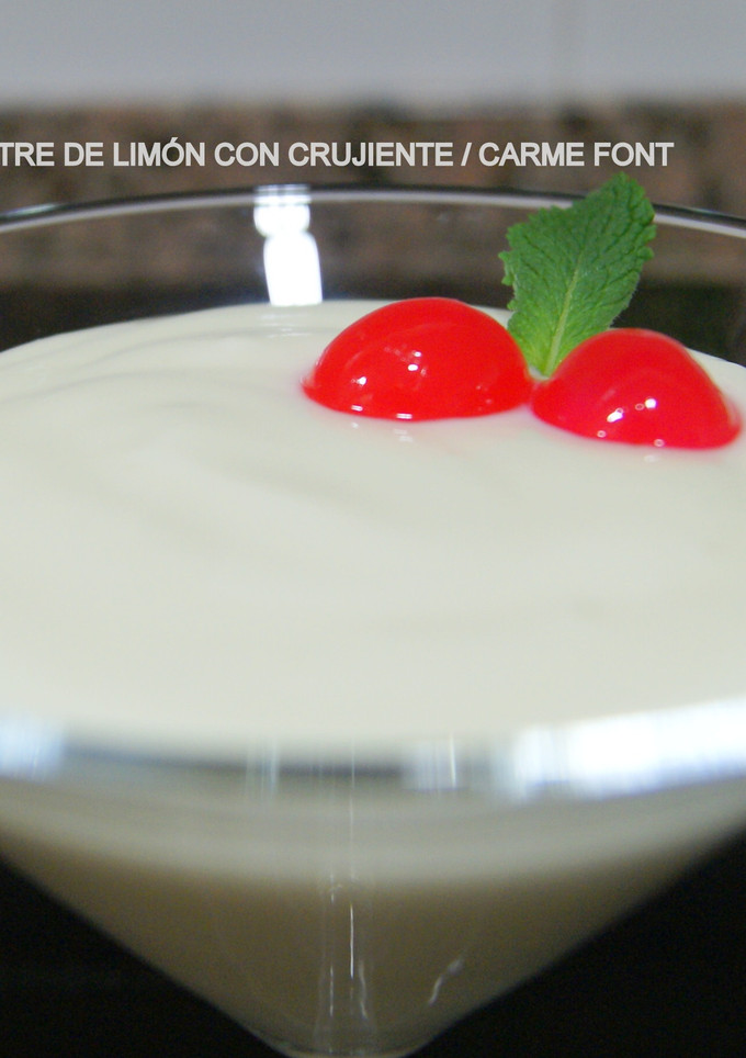 Una foto de Postre de yogur y limón con crujiente