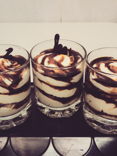 Una foto de Copas de tiramisú y caramelo, sencillísimas