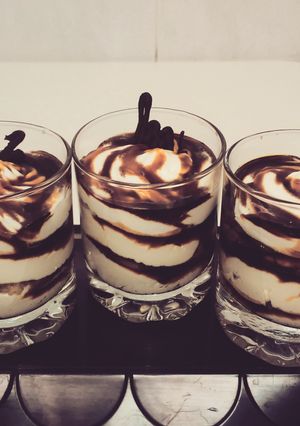 Una foto de Copas de tiramisú y caramelo, sencillísimas