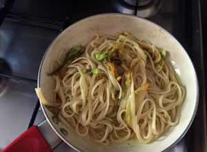 Una foto de Pasta con flores de zucchini