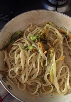 Una foto de Pasta con flores de zucchini