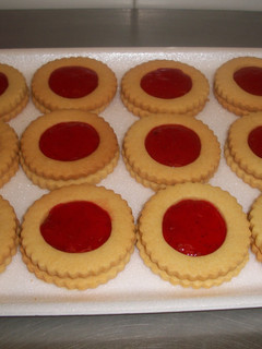 Una foto de Galletas solecitos de jalea de fresa