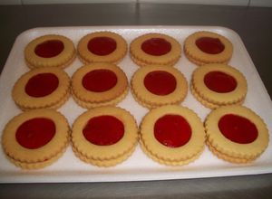 Una foto de Galletas solecitos de jalea de fresa